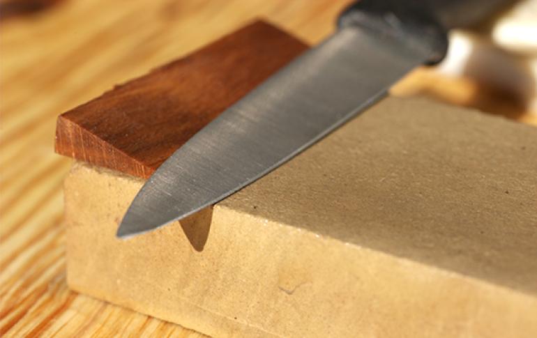 كيفية شحذ السكاكين بشكل صحيح في المنزل