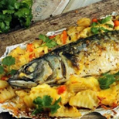 Как вкусно запечь рыбу с картошкой в духовке