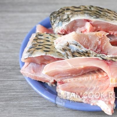 Как готовится рыба в сметане в сковороде?