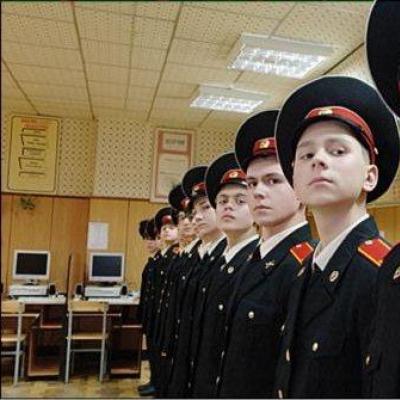 İnsanlar Suvorov Askeri Okuluna hangi yaşta giriyor?