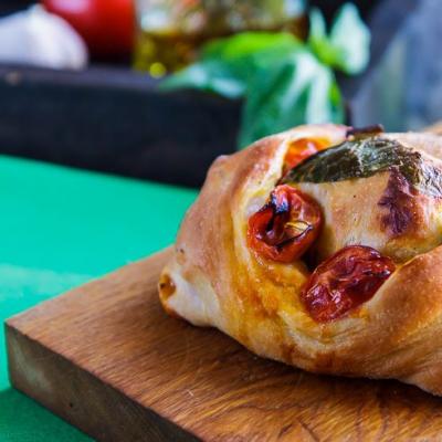 Fragrant bread with tomatoes, basil and garlic Bread with basil and tomatoes