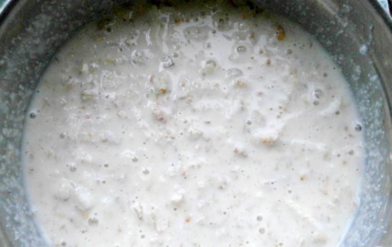 فطائر السميد والشوفان اللذيذة محلية الصنع فطائر السميد والشوفان مع الحليب
