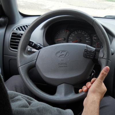 التحكم في عجلة القيادة لقيادة آمنة